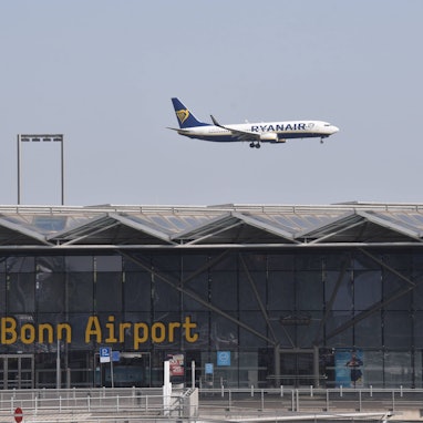 Ein Flugzeug der Ryanair im Anflug auf den Flughafen KölnBonn über Terminal 2 *** A Ryanair aircraft on approach to Cologne Bonn Airport via Terminal 2