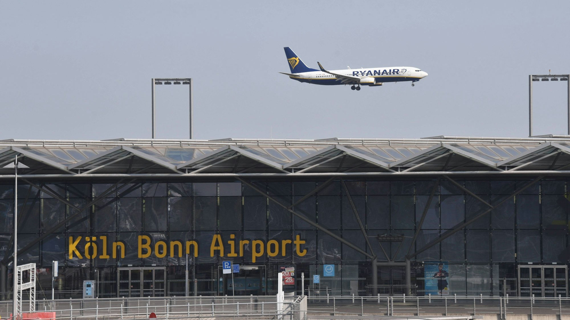 Ein Flugzeug der Ryanair im Anflug auf den Flughafen KölnBonn über Terminal 2 *** A Ryanair aircraft on approach to Cologne Bonn Airport via Terminal 2