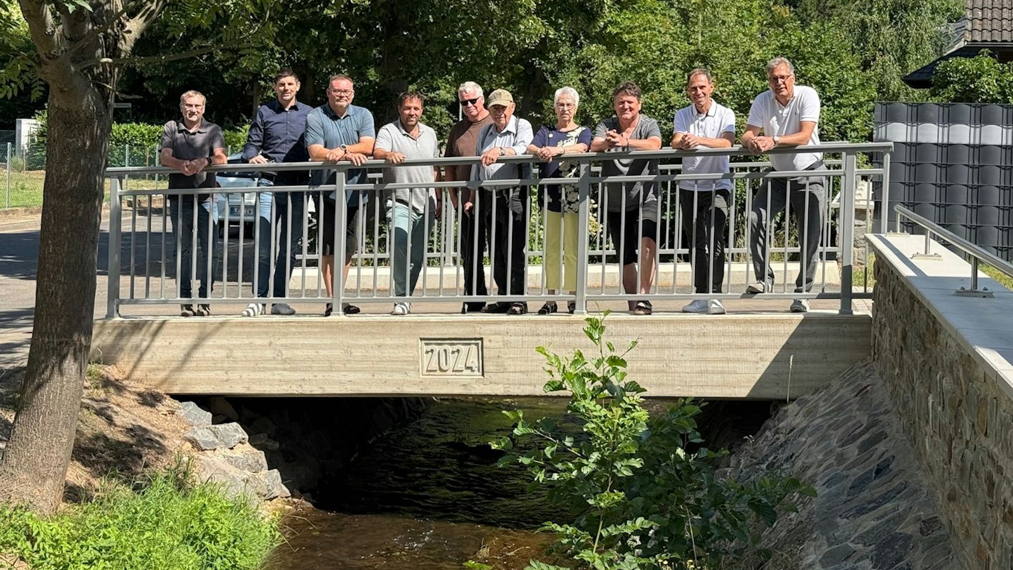 Zufrieden zeigten sich alle Beteiligten beim Ortstermin an einer der beiden neuen Rotbach-Brücken auf der Alten Bachstraße in Schwerfen.