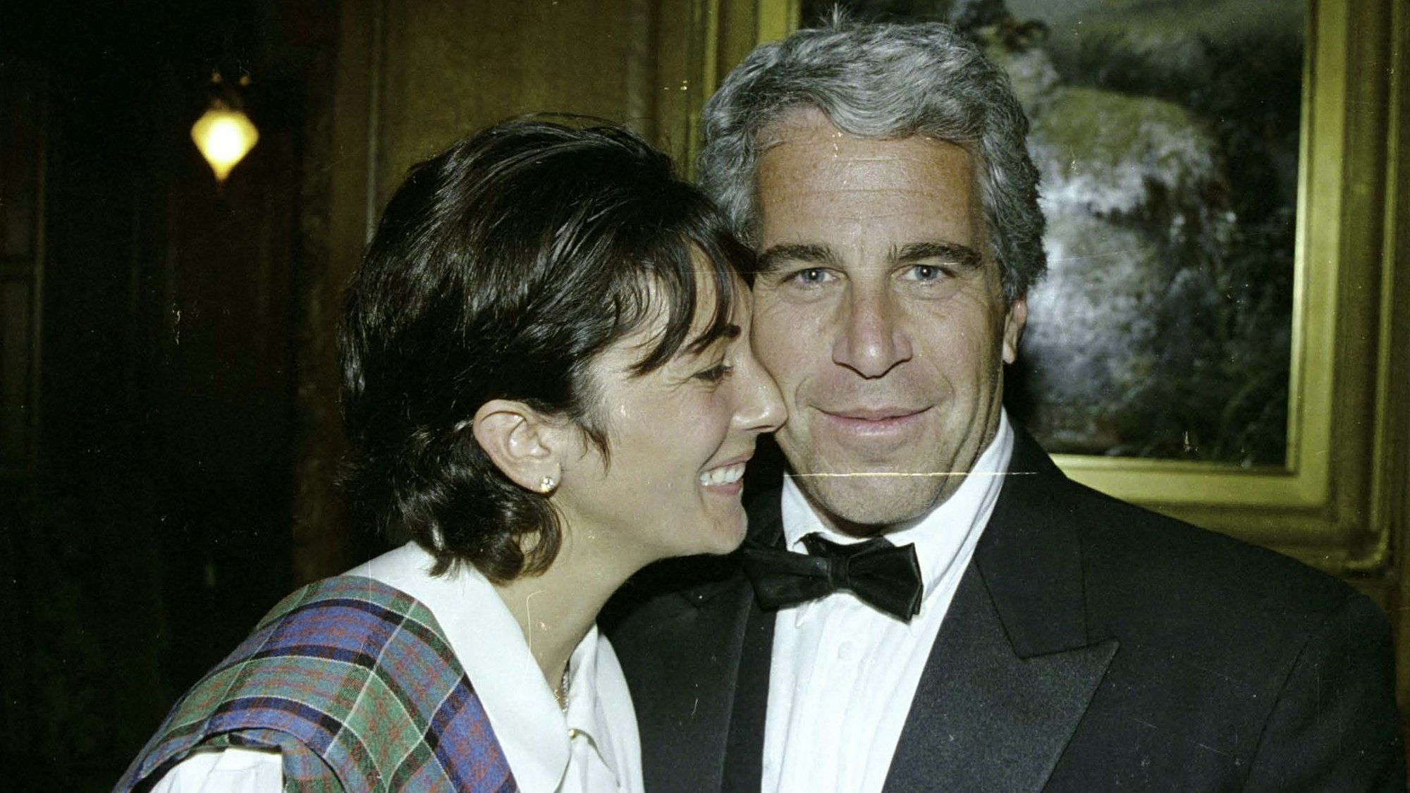 Ein undatiertes Foto zeigt Sexualstraftäter Jeffrey Epstein zusammen mit seiner Lebensgefährtin Ghislaine Maxwell. US-Präsident Donald Trump war jahrelang mit Epstein eng befreundet. (Archivbild)