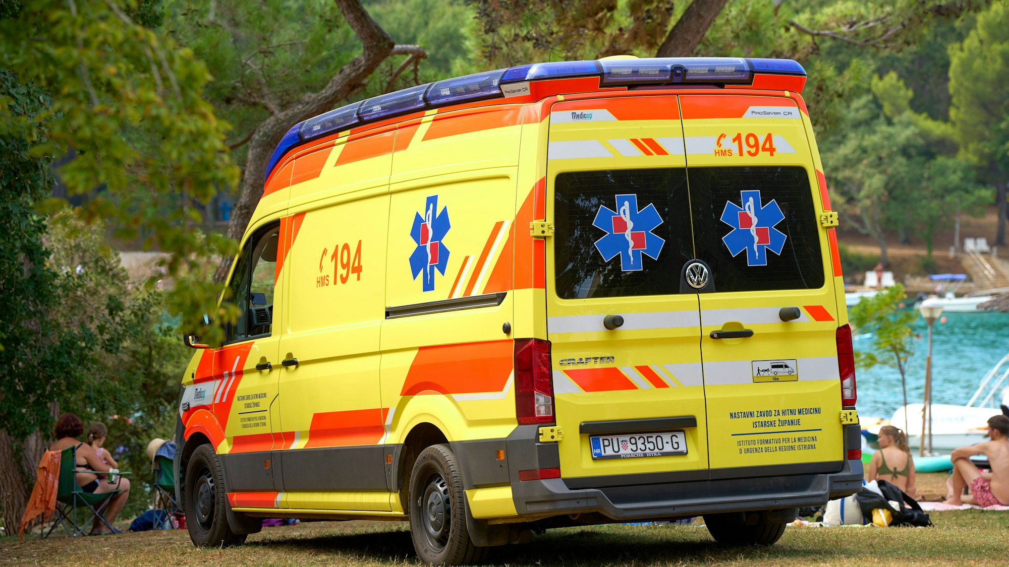 Porec, Istria, Croatia - August 27, 2024: A Croatian ambulance on the beach near Porec, Croatia, during a medical emergency at the popular tourist area on the Adriatic coast *** Ein kroatischer Krankenwagen am Strand in der Nähe von Porec, Kroatien, bei einem medizinischen Notfall am beliebten Touristengebiet an der Adriaküste