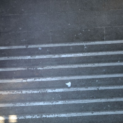 Mann steht auf einer Treppe an einem der Zugänge am Ebertplatz.