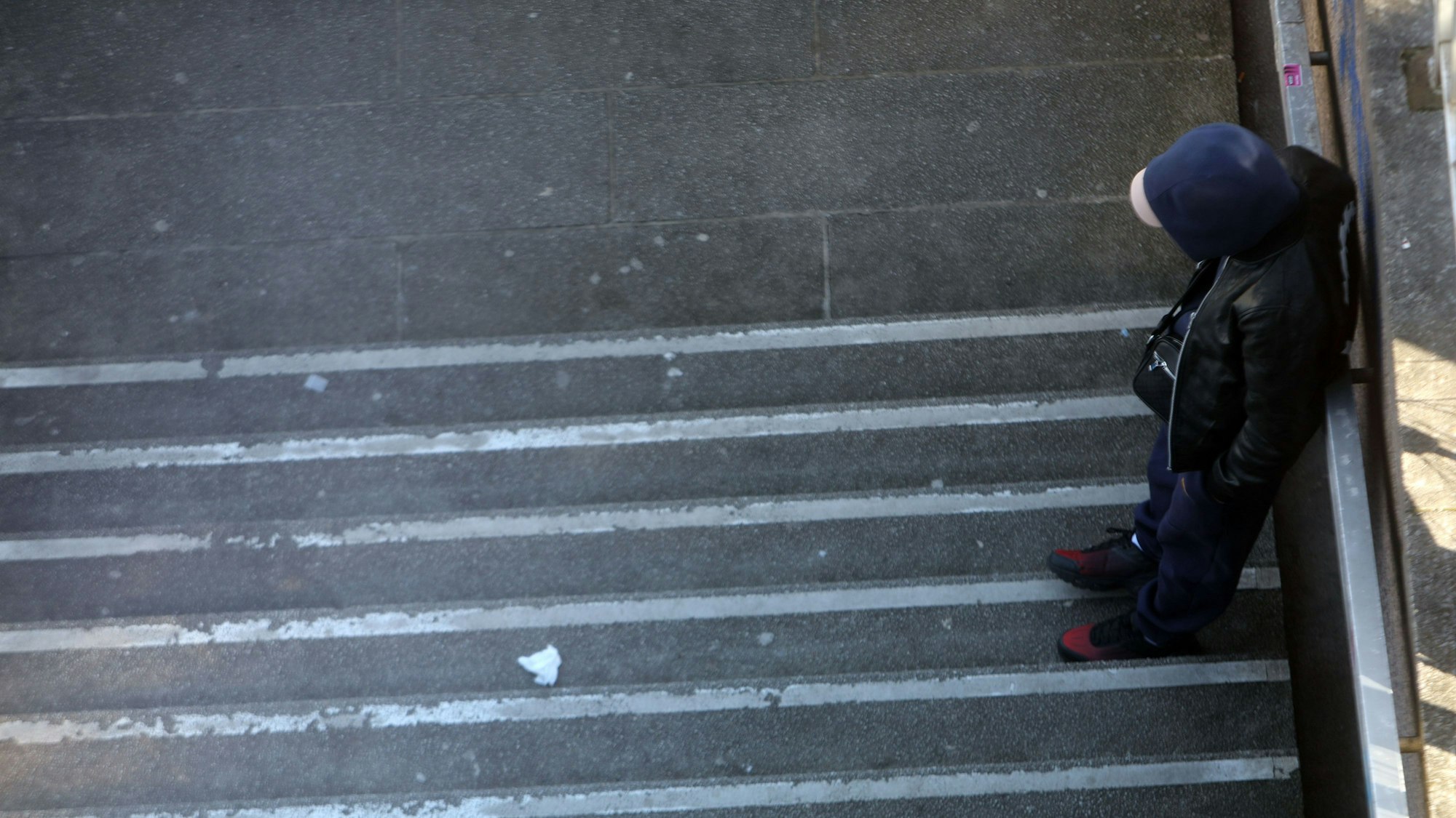 Mann steht auf einer Treppe an einem der Zugänge am Ebertplatz.