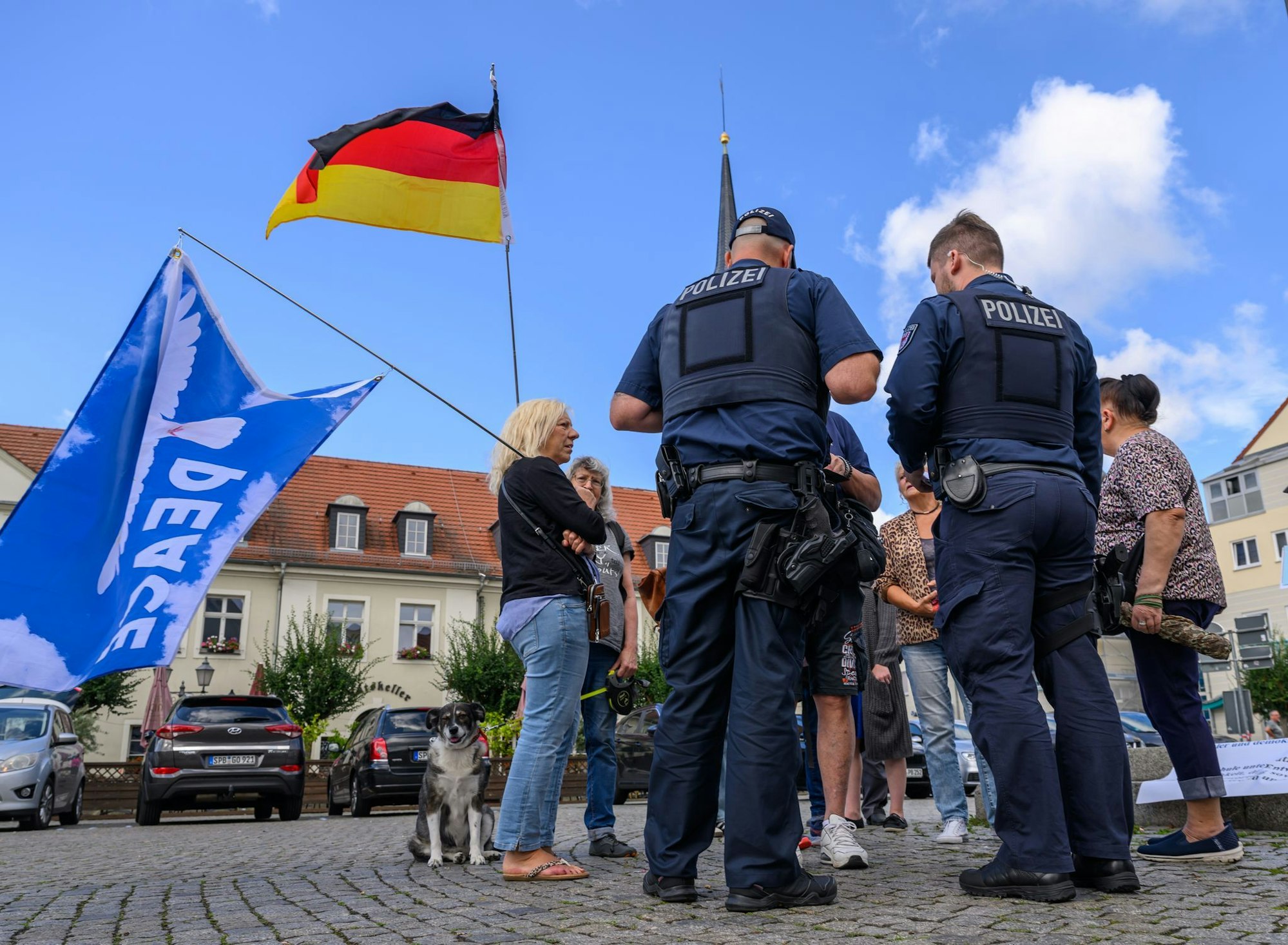 Die Gruppe der Demonstranten ist überschaubar.