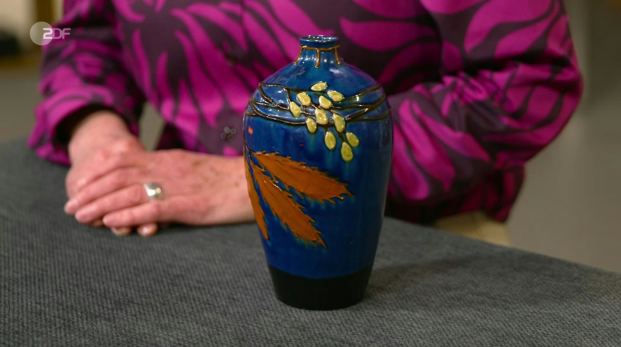Als weiteres Objekt der Sendung datierte Friederike Werner eine Vase aus Steinzeug um 1910. Gewünscht wurden 200 Euro und von Daniel Meyer 310 Euro gezahlt.
(Bild: ZDF)