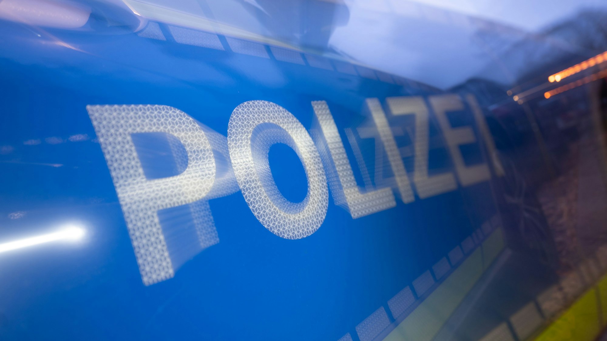 Nach mehreren Wochen Ermittlungen mehrerer Dienststellen unter der Führung der Polizei Siegen-Wittgenstein hat die Polizei am Mittwoch, 16. Juli, in Erftstadt drei Männer festgenommen, denen schwerer bandenmäßiger Betrug zum Nachteil älterer Menschen vorgeworfen wird.