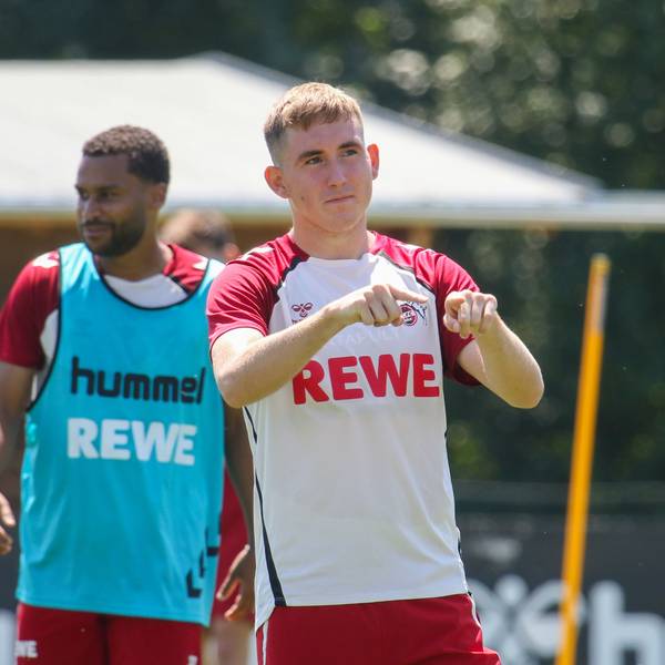 Isak Johannesson beim Fordern eines Videobeweises im Trainingsspiel in Bad Waltersdorf