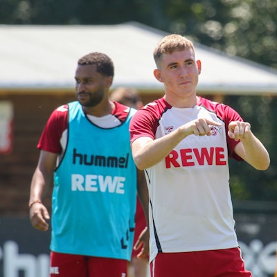 Isak Johannesson beim Fordern eines Videobeweises im Trainingsspiel in Bad Waltersdorf