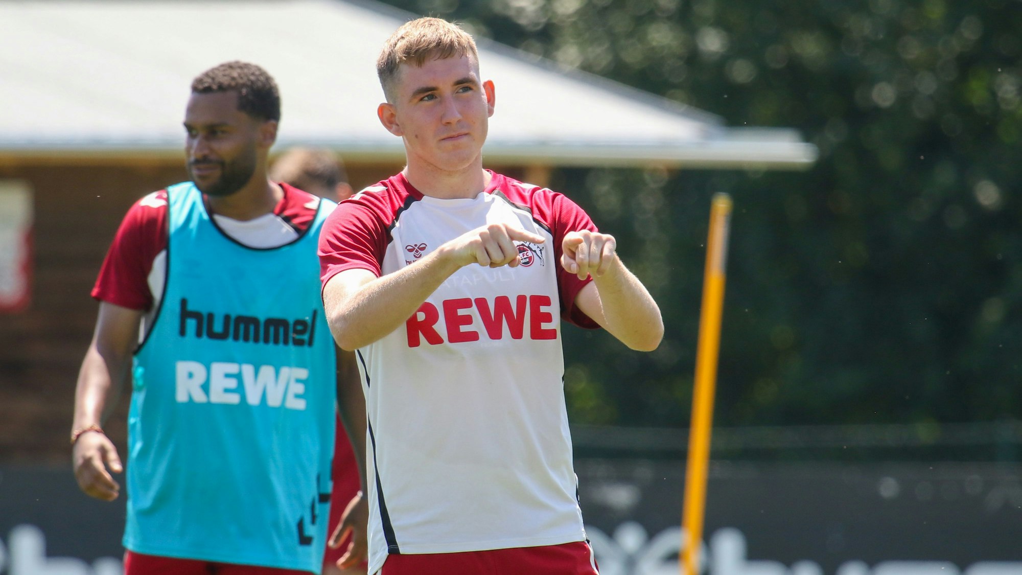 Isak Johannesson beim Fordern eines Videobeweises im Trainingsspiel in Bad Waltersdorf