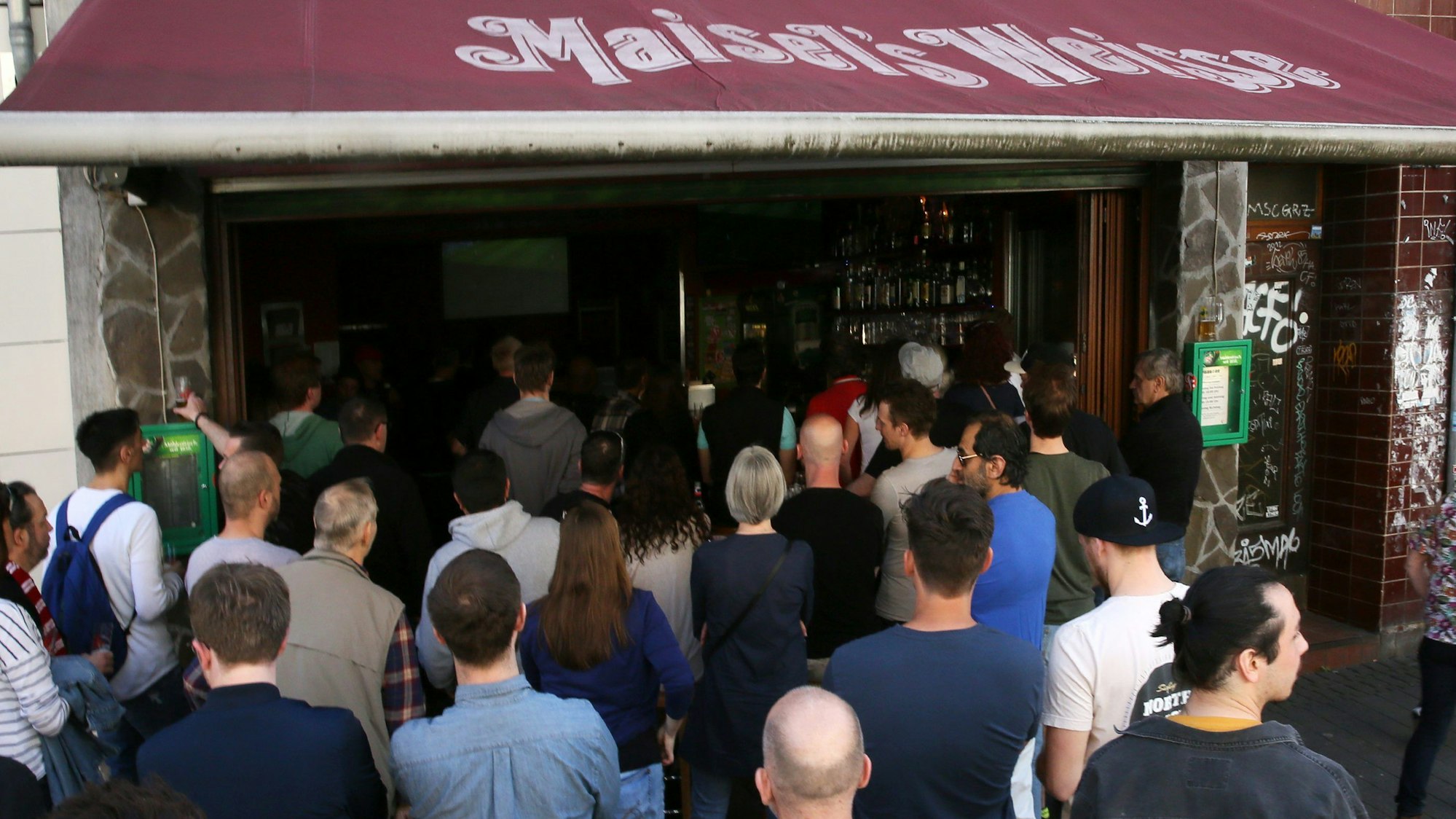 Kein ungewöhnlicher Anblick: Bei Spiel-Übertragungen im Point One stehen die Fußballfans bis auf den Gehweg.