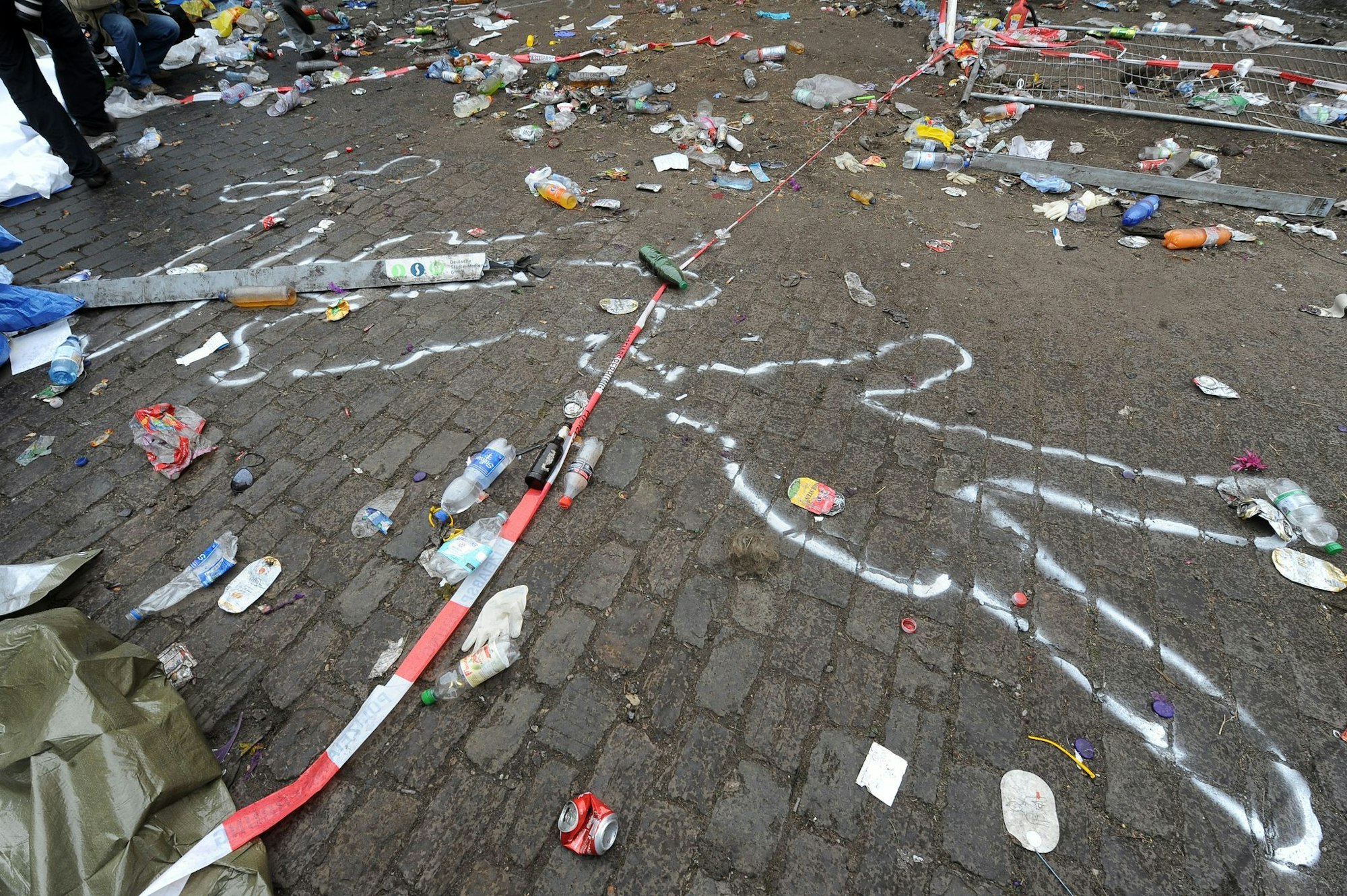 Kreide markiert die Lage der Leichen am Unglücksort. (Archivbild)