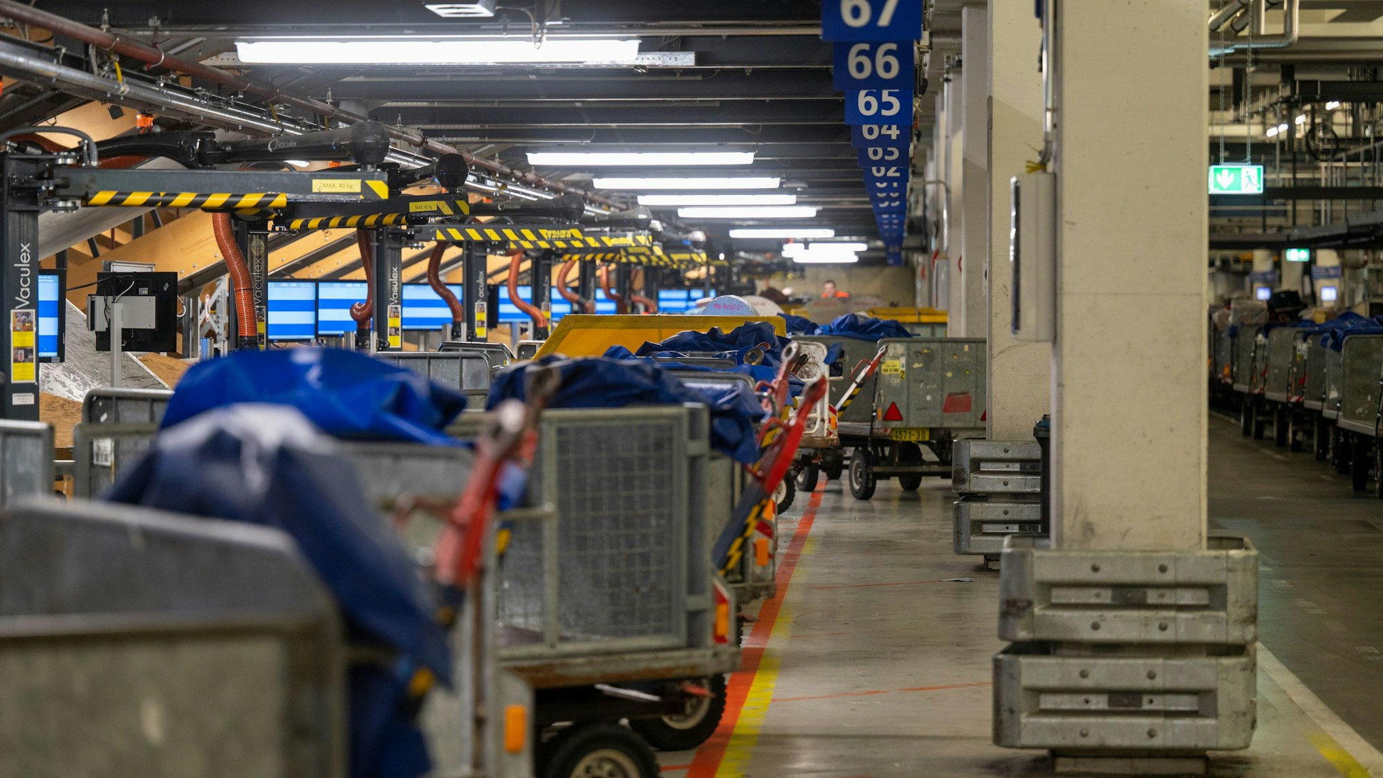 Das Bild zeigt die Gepäckabfertigung am Flughafen Köln-Bonn. Foto: Uwe Weiser