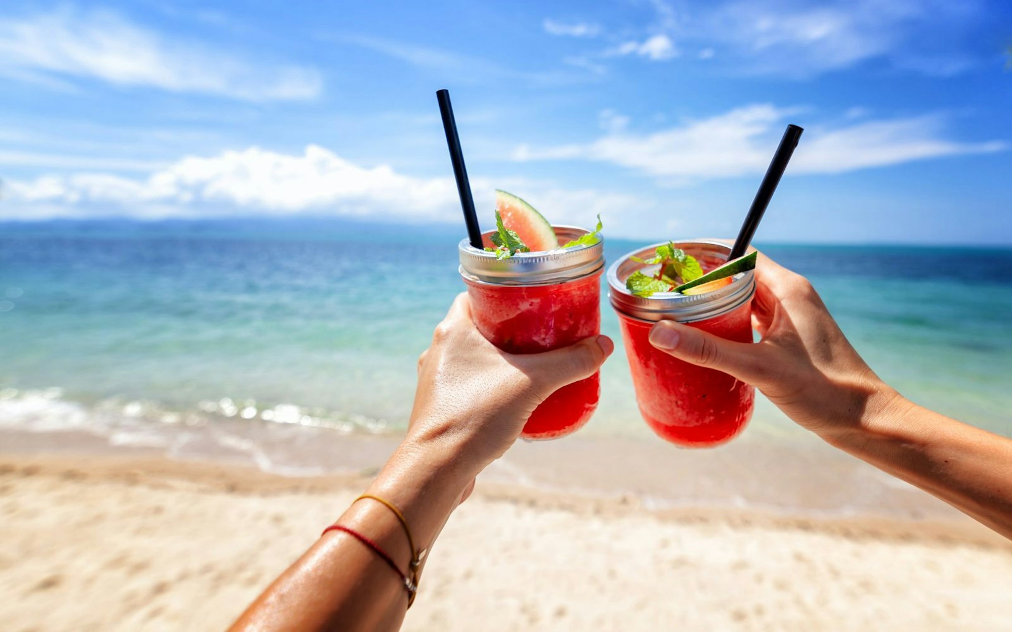 Im Urlaub Cocktails vom Straßenrand zu kaufen, ist überwiegend keine gute Idee. (Bild: iStock/Olezzo)