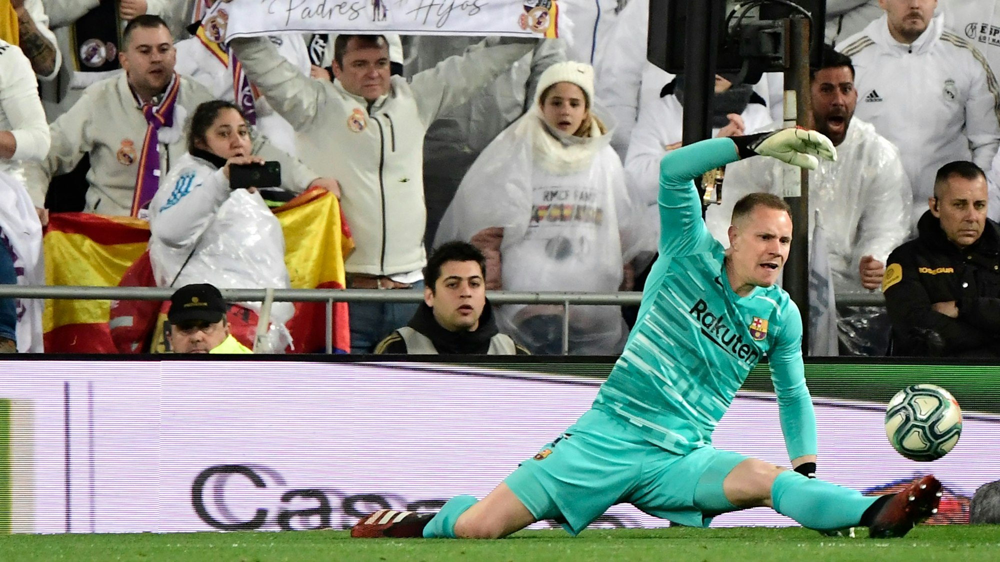 Das Bild zeigt Marc-Andre ter Stegen bei einer Parade. Foto: Javier Soriano / AFP