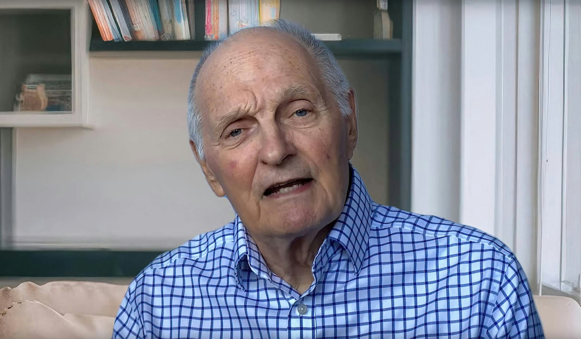 Alan Alda im Interview.