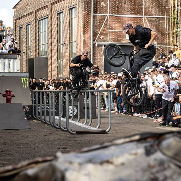 Jordan Godwin springt mit seinem BMX-Rad vor Zuschauern.