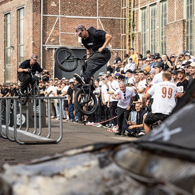 Jordan Godwin springt mit seinem BMX-Rad vor Zuschauern.