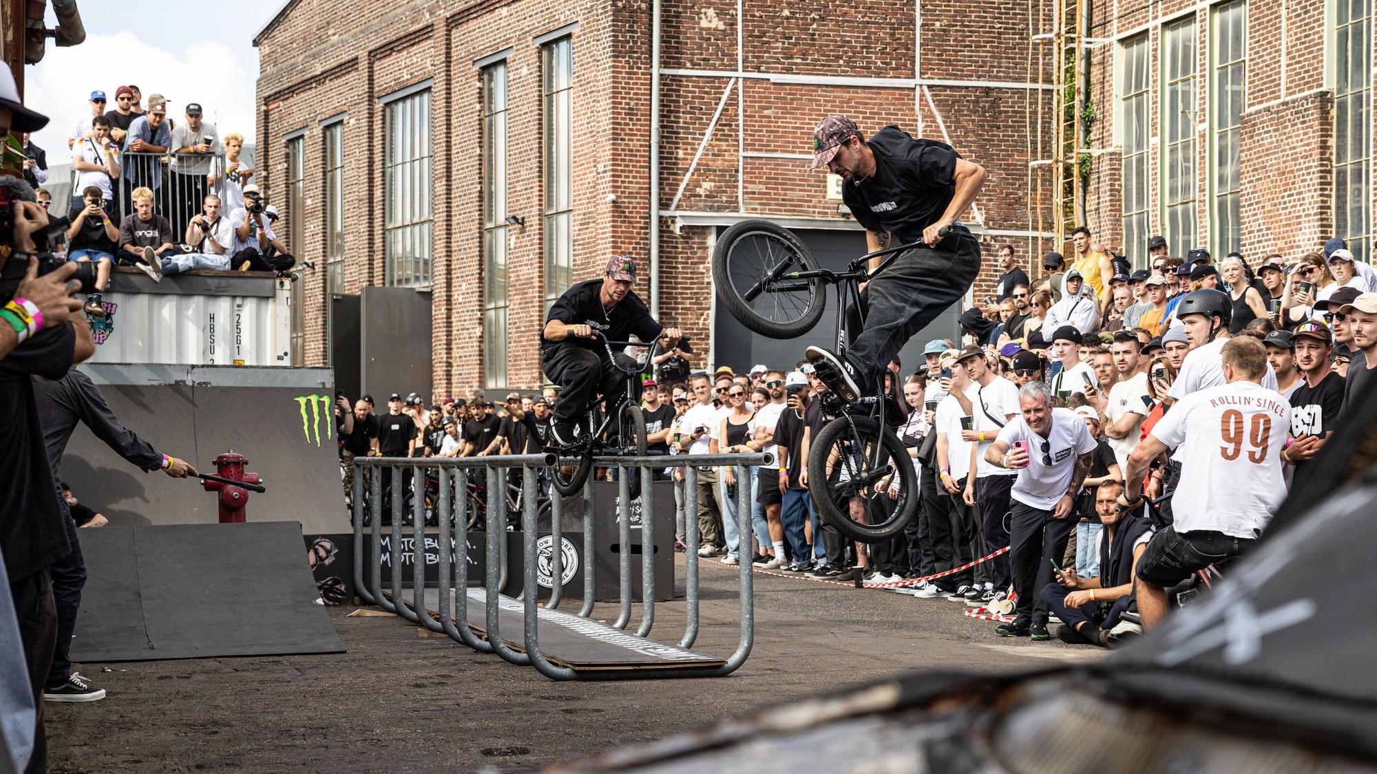 Jordan Godwin springt mit seinem BMX-Rad vor Zuschauern.