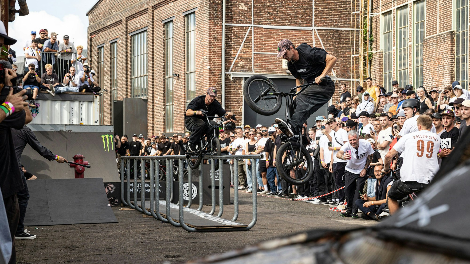 Jordan Godwin springt mit seinem BMX-Rad vor Zuschauern.