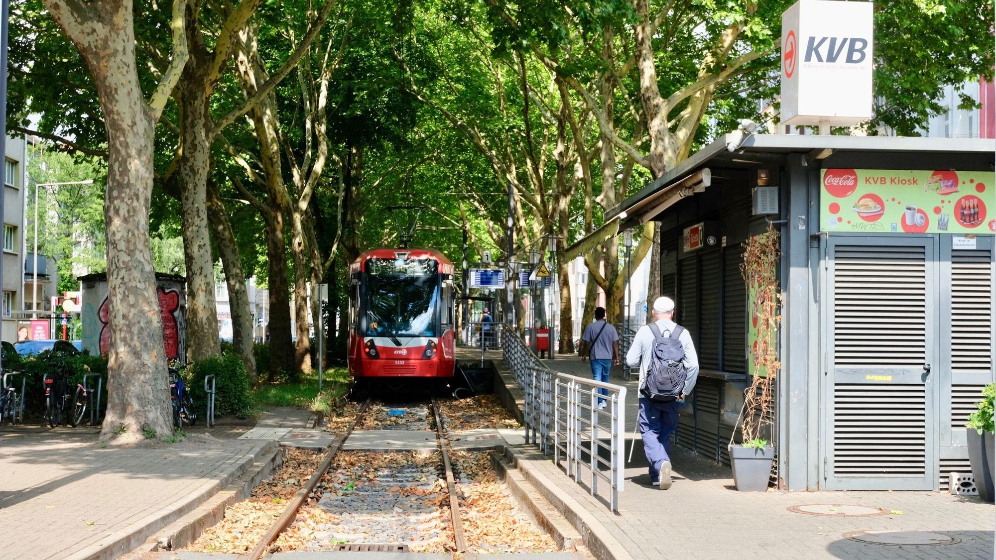 Die Stadtbahnlinie 13 an der Endhaltestelle „Sülzgürtel“ an der Luxemburger Straße.