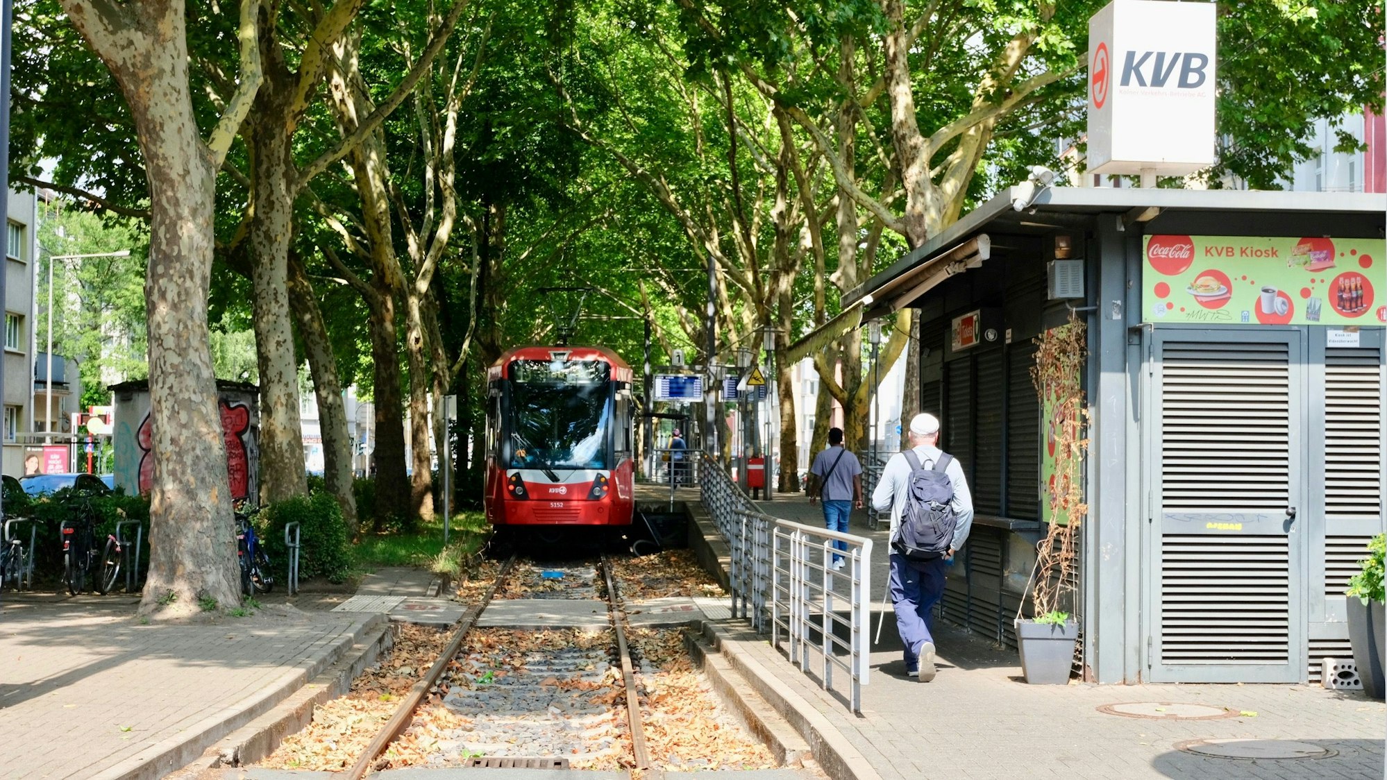 Die Stadtbahnlinie 13 an der Endhaltestelle „Sülzgürtel“ an der Luxemburger Straße.