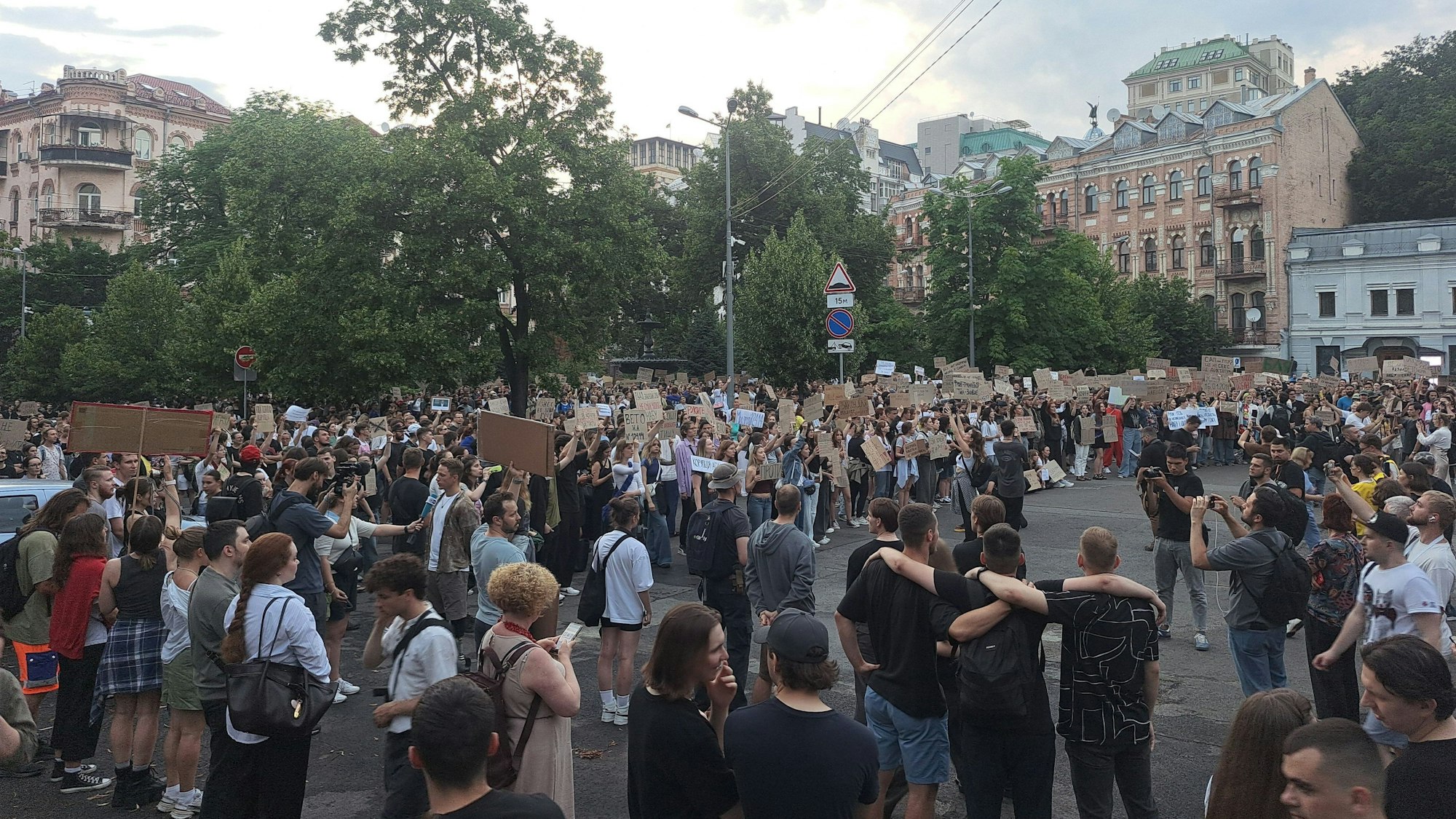 22.07.2025, Ukraine, Kiew: Trotz geltenden Kriegsrechts demonstrieren Hunderte Ukrainer spontan gegen ein Gesetz, das die Unabhängigkeit von Organen zur Korruptionsbekämpfung beschränkt. Sie fordern von Präsident Selenskyj ein Veto. Foto: Andreas Stein/dpa +++ dpa-Bildfunk +++