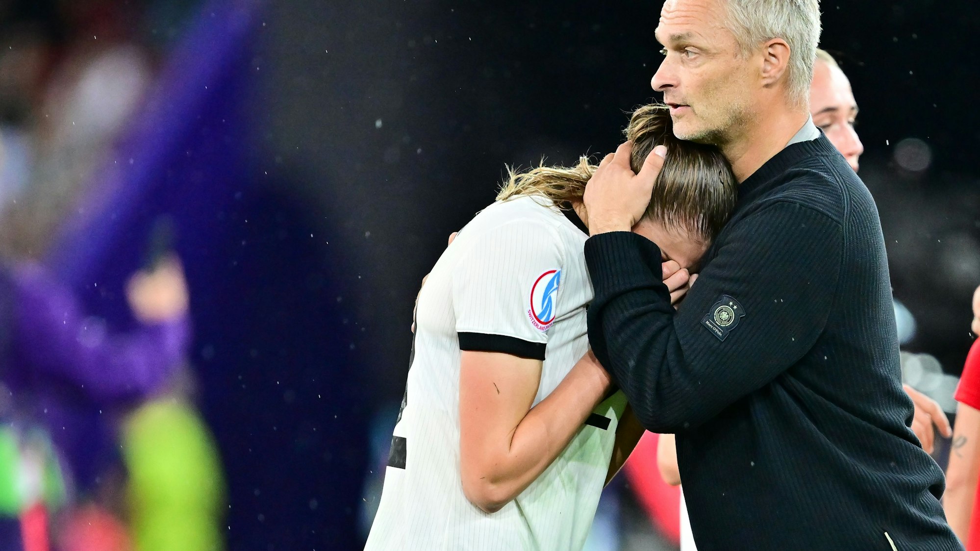 Deutschlands Jule Brand wird von Christian Wück getröstet.