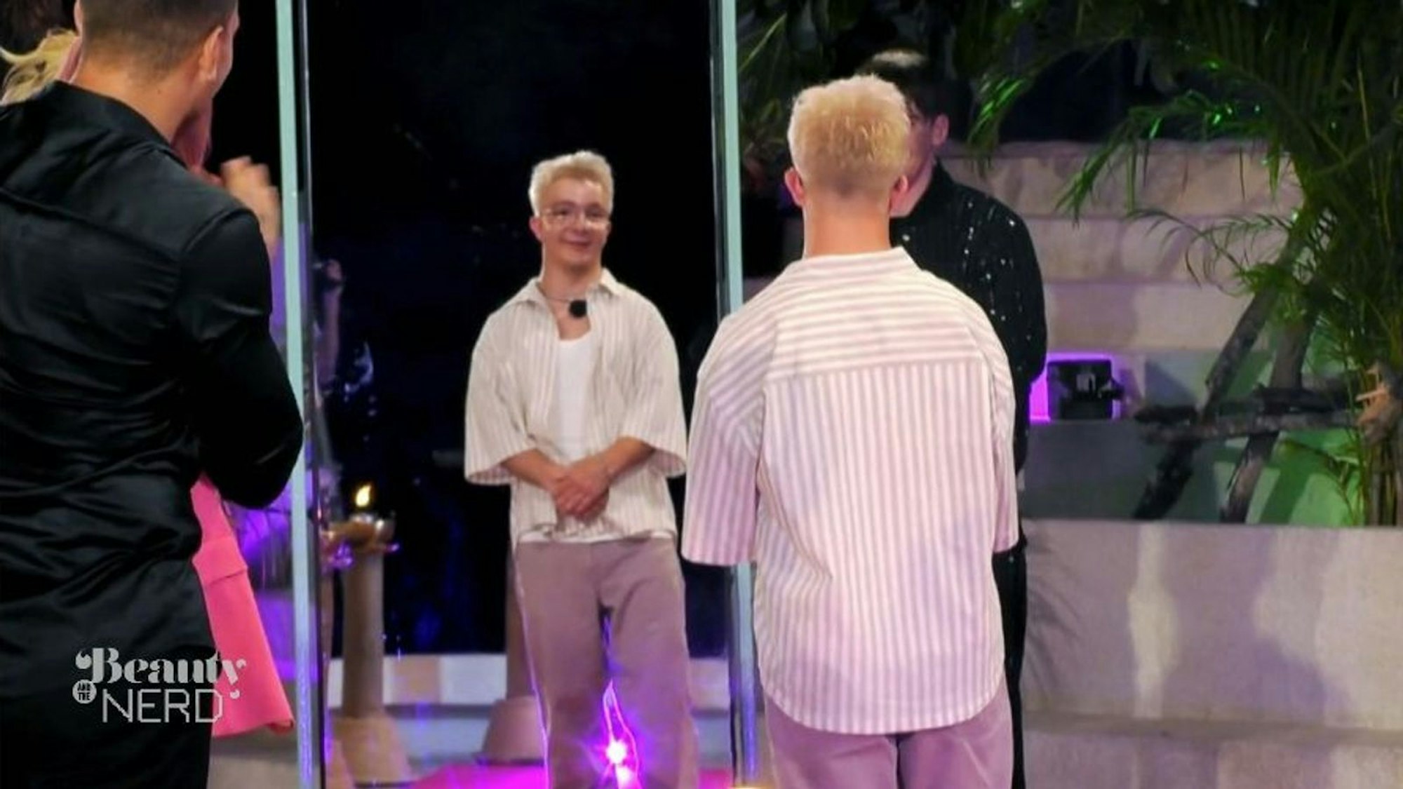 Im ersten Moment ist Nerd Sammy von seinem neuen Look begeistert. Doch mit dem Blond auf seinem Kopf ist er nicht glücklich. (Bild: Joyn)
