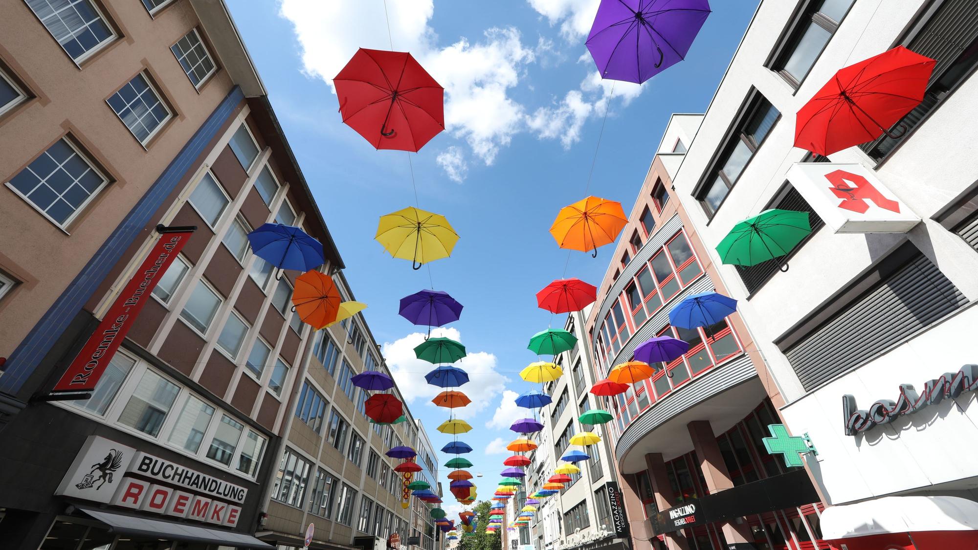 Im Sommer letzten Jahres wurden mit den Fördermitteln unter anderem bunte Schirme über der Apostelnstraße aufgehängt.