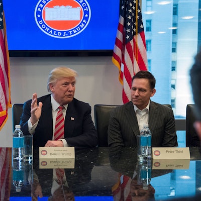 US-Präsident Donald Trump und sein Unterstützer Peter Thiel bei einer Pressekonferenz.