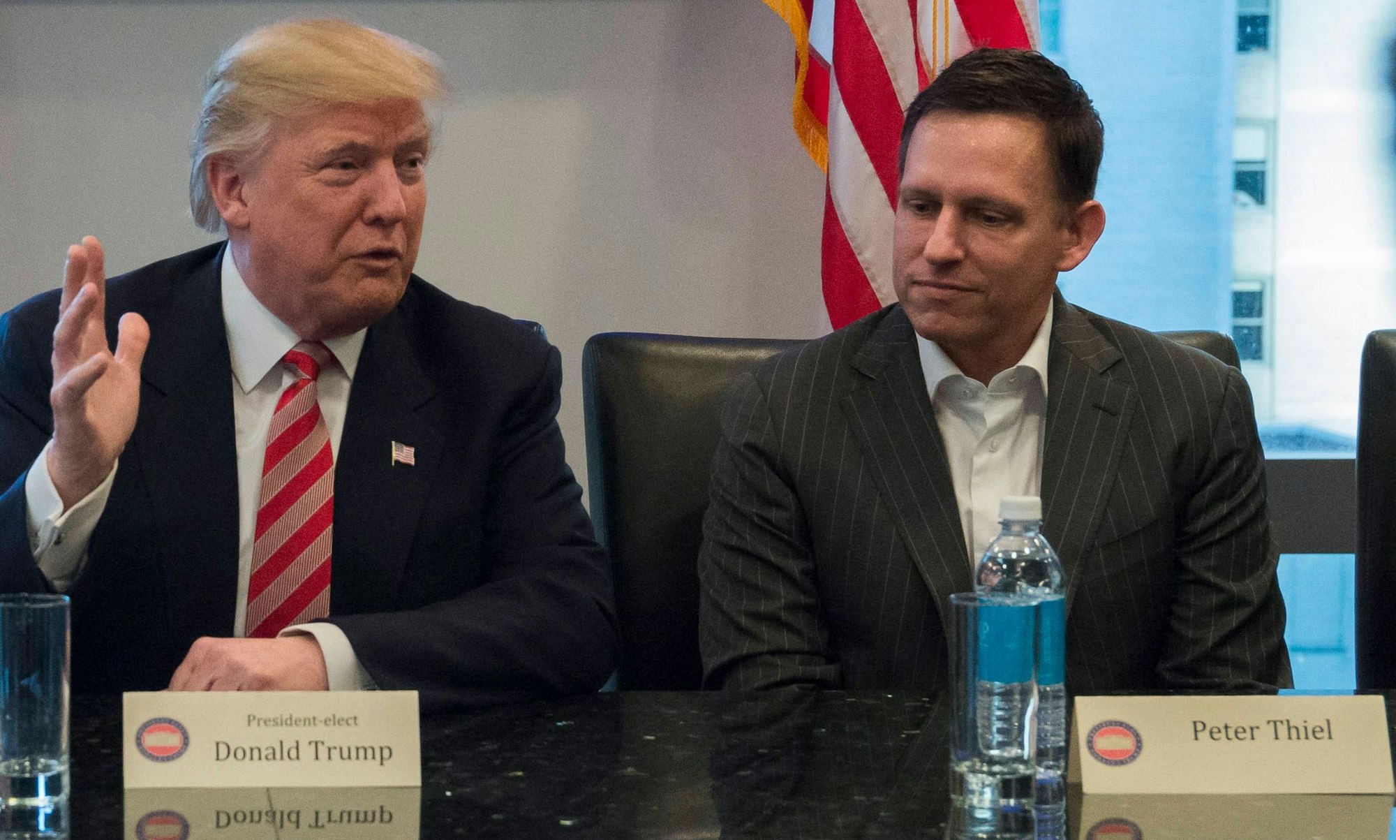 US-Präsident Donald Trump und sein Unterstützer Peter Thiel bei einer Pressekonferenz.