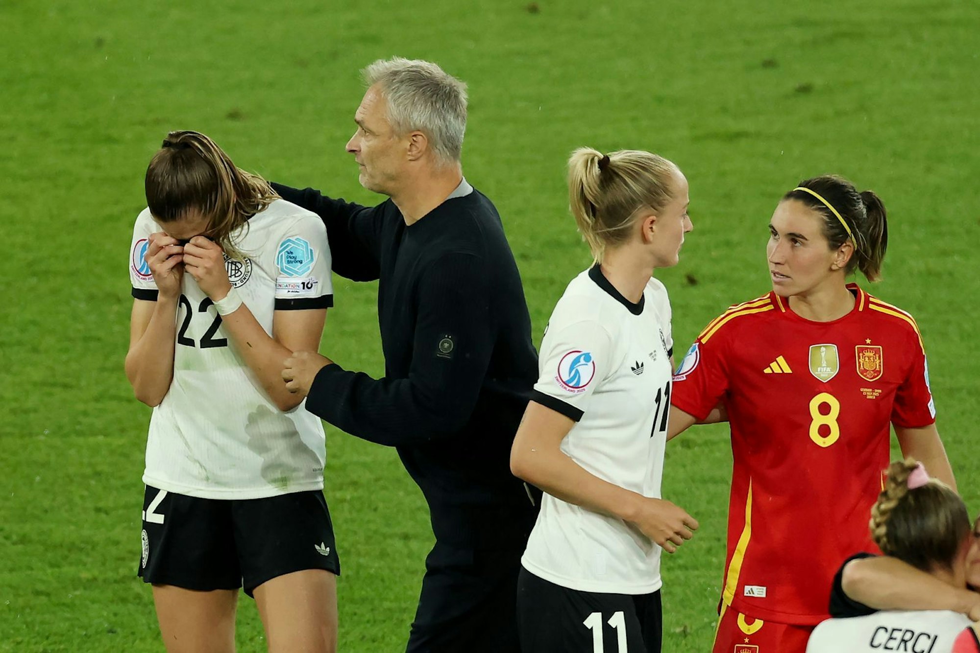 Christian Wück musste seine Spielerinnen nach der Niederlage gegen Spanien trösten. (Bild: 2025 Getty Images/Eddie Keogh)