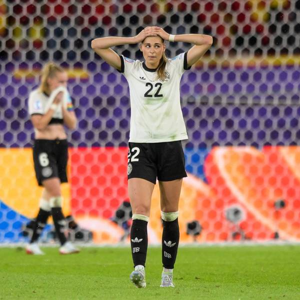 Jule Brand schlägt nach dem Gegentor die Hände über dem Kopf zusammen.