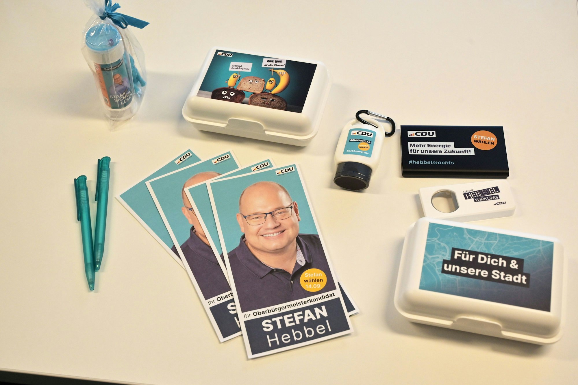 Hebbel überall: Wahlkampfmaterial wie Brotdosen und Stifte