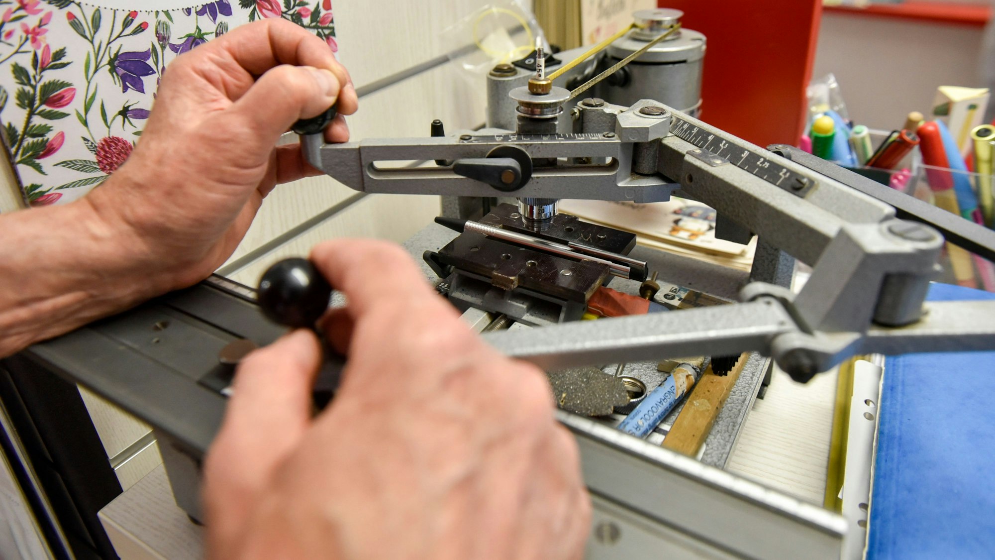 Zu sehen ist eine Graviermaschine.