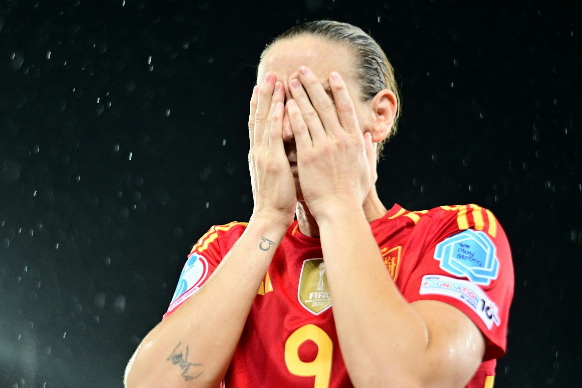 Mag nicht hinsehen: Torhüterin Ann-Katrin Berger, die nach Schlusspfiff das Trikot ihrer Vereinskollegin Esther González überzog.