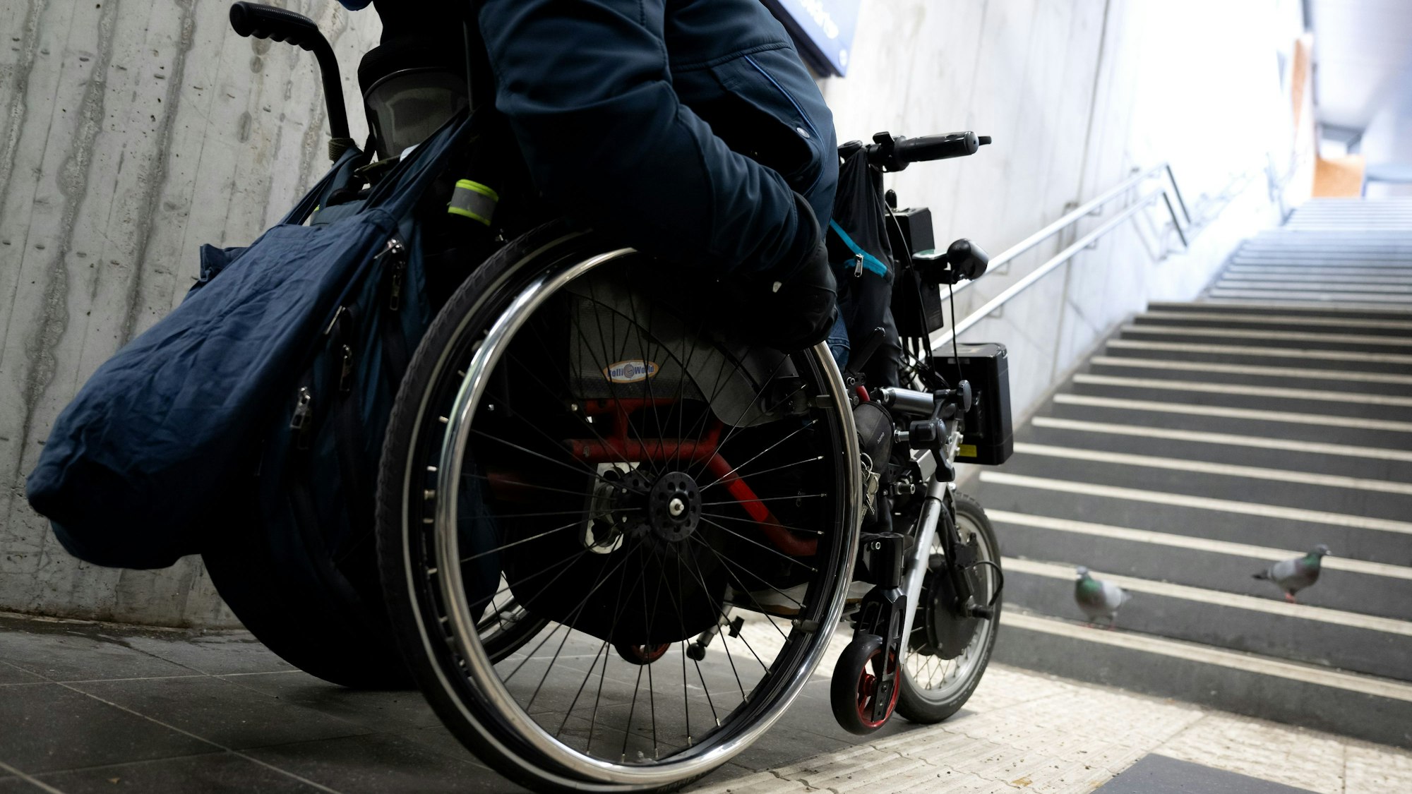 ARCHIV - 19.11.2024, Bayern, München: Ein Mann steht mit seinem Rollstuhl am S-Bahnhof Laim an einer Treppe. (zu dpa: «Barrierefreiheit ist noch ausbaufähig») Foto: Sven Hoppe/dpa +++ dpa-Bildfunk +++