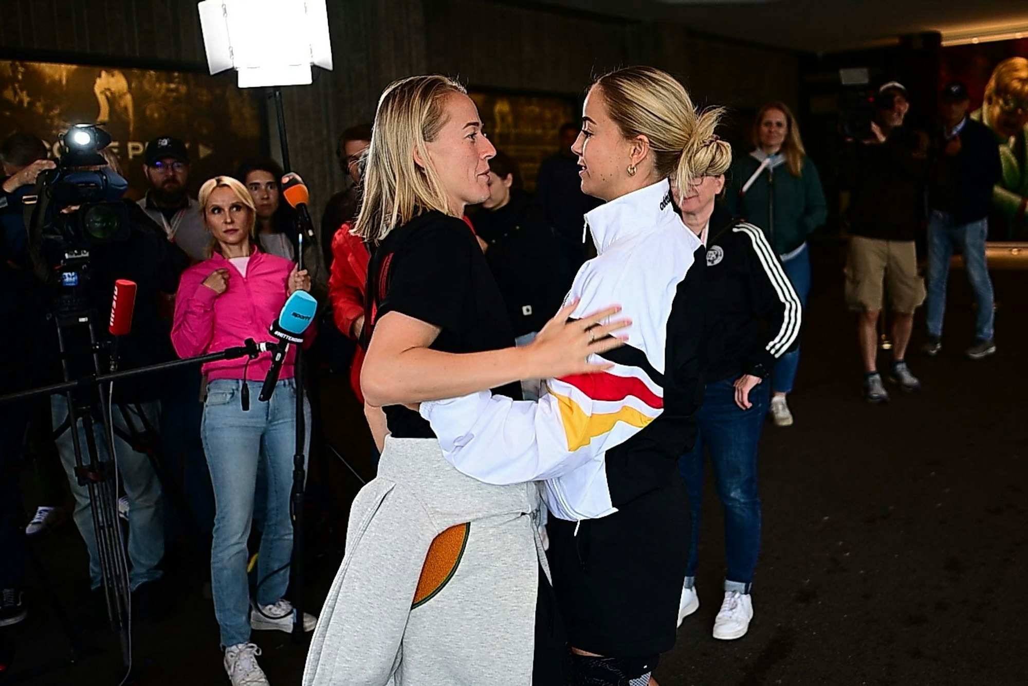 Sehen sich beim FC Bayern wieder: Stürmerin Lea Schüller (l) und Kapitänin Giulia Gwinn.