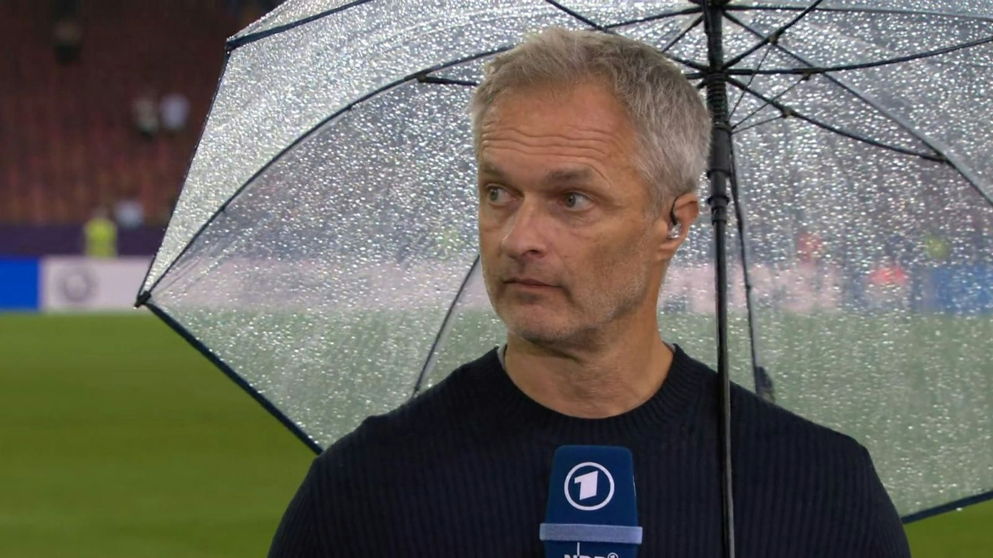 Bundestrainer Christian Wück stand nach dem Halbfinal-Aus am ARD-“Sportschau“-Mikrofon Rede und Antwort. (Bild: ARD)