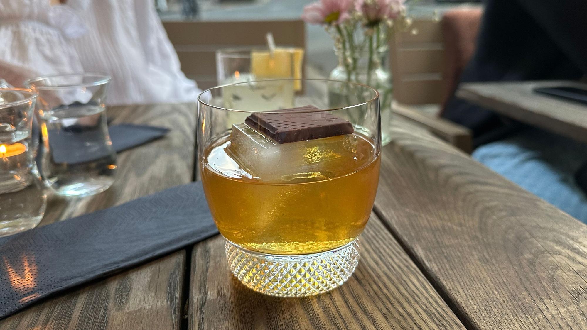 Cocktailglas auf einem Tisch