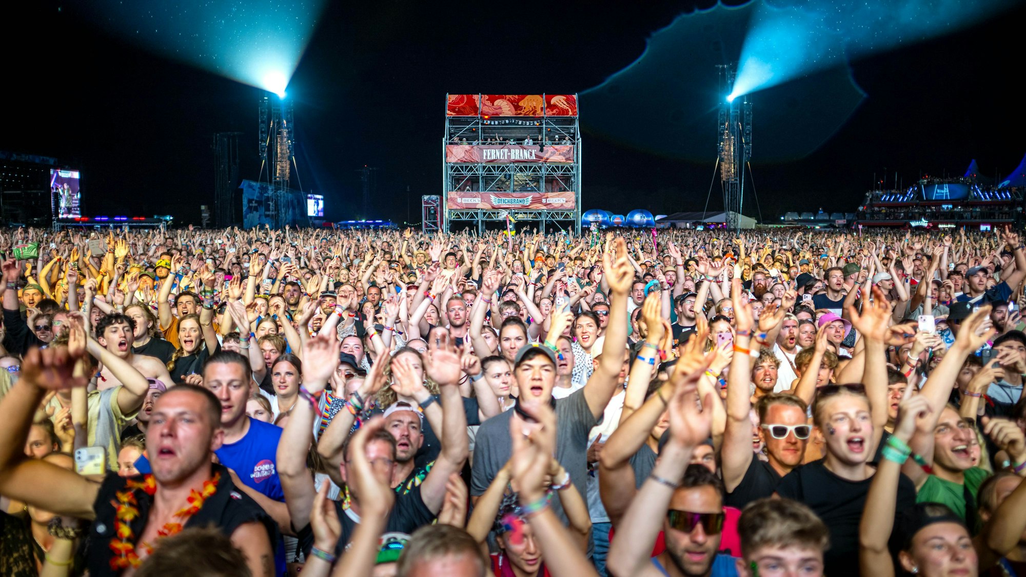 Zuschauer beim Konzert von US-Rapper Macklemore auf dem Deichbrand-Festival 2025.