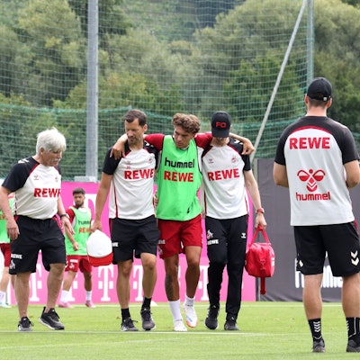 Julian Pauli konnte den Trainingsplatz in Bad Waltersdorf nur mit Unterstützung verlassen.