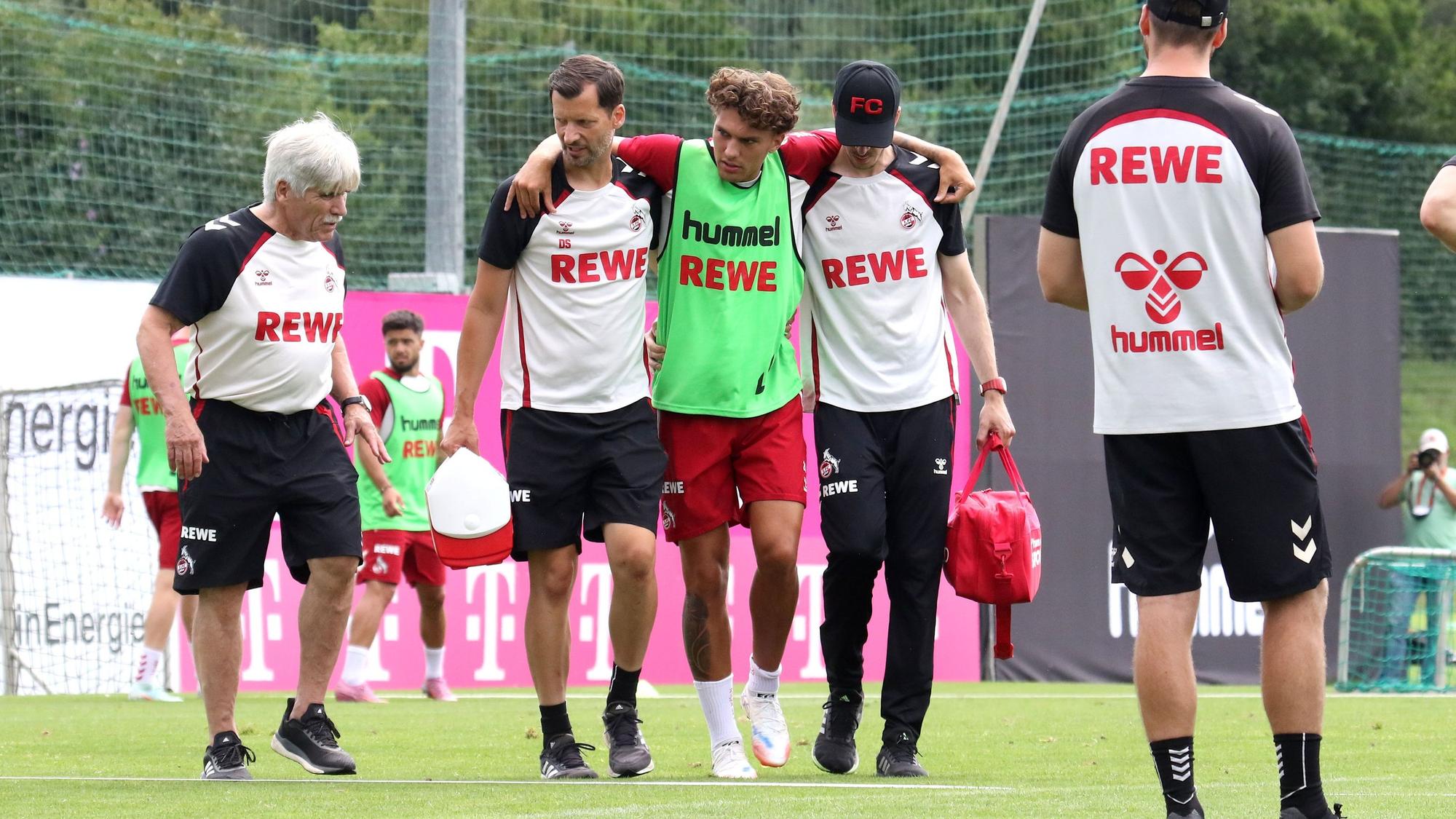 Julian Pauli konnte den Trainingsplatz in Bad Waltersdorf nur mit Unterstützung verlassen.