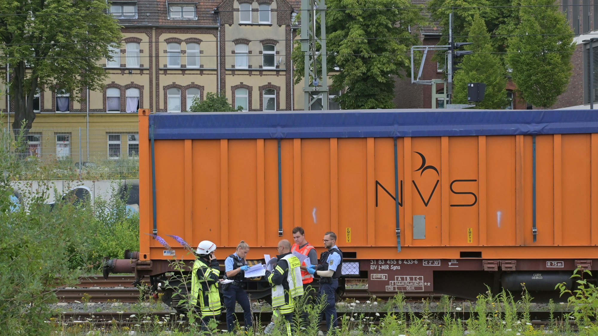 Die feuerwehr rückte zu einem mit Müll beladenen Zug aus Italien aus, weil eine Flüssigkeit ausgetreten war. Bild: Ralf Krieger