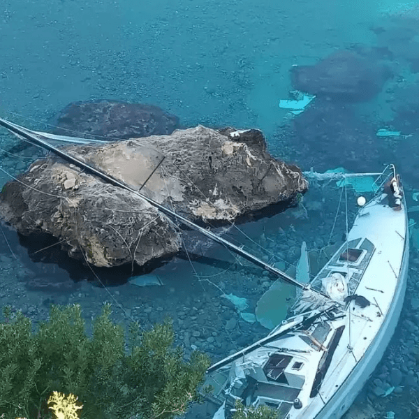Ein Segelschiff auf Mallorca zerfällt jetzt, nachdem es Dezember 2024 auf Grund lief.