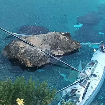 Ein Segelschiff auf Mallorca zerfällt jetzt, nachdem es Dezember 2024 auf Grund lief.