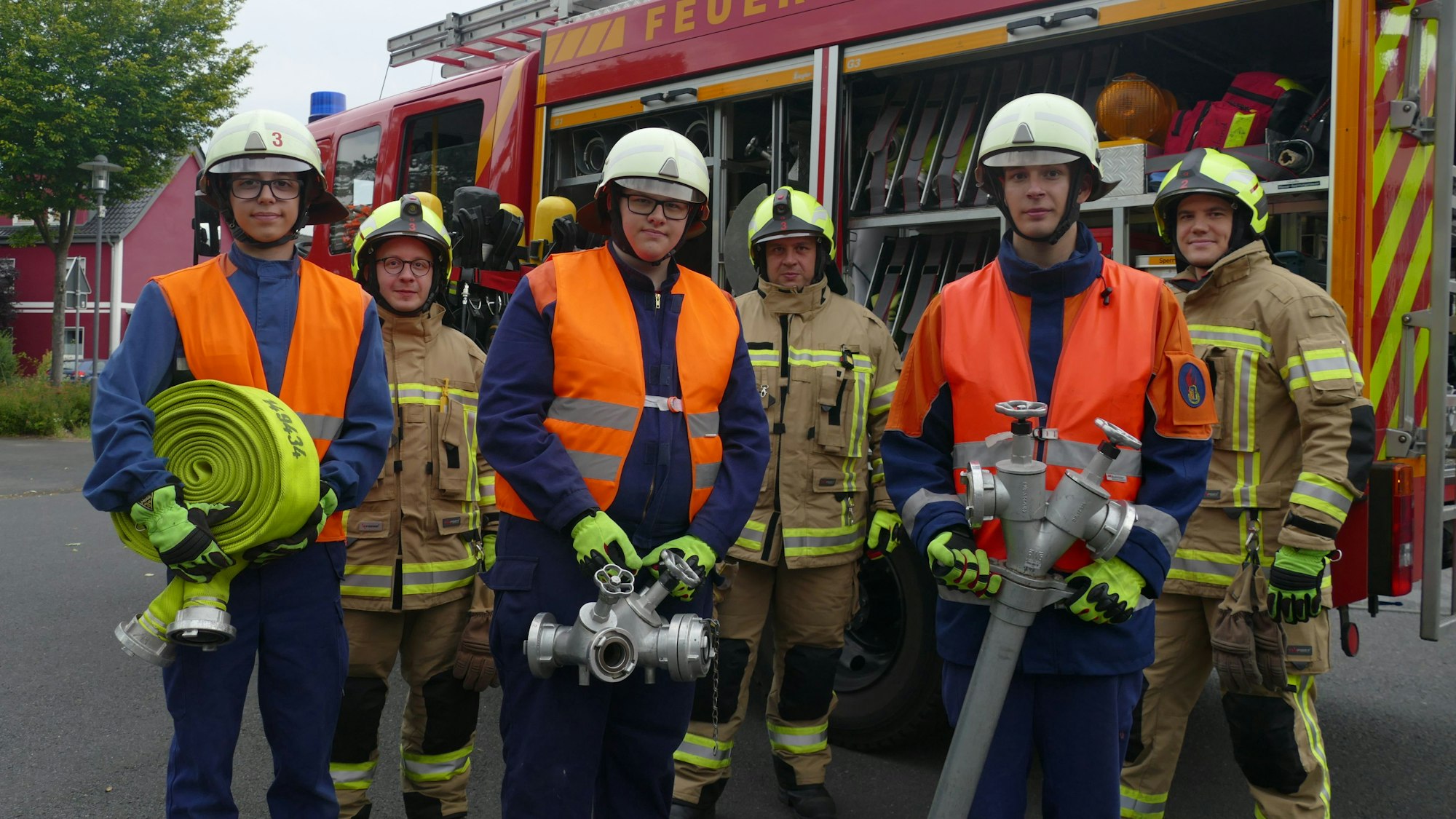 Michael Reinold, Nico Papadopoulos und Florian Könsgen (vorne, von links) aus der Jugendfeuerwehr Sankt Augustin mit ihren erfahrenen Kollegen.