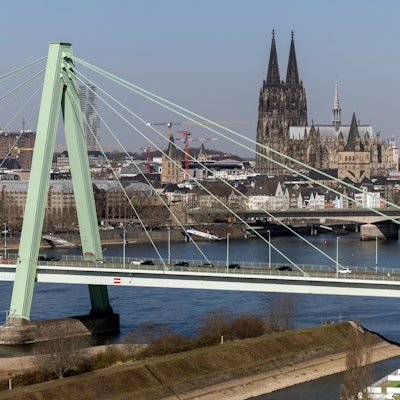 19.03.2025, Köln: Stadtansichten gesehen von der Auermühle am Deutzer Hafen.
Im Bild Blick auf die Severinsbrücke mit dem Eingang zum Deutzer Hafen und Drehbrücke im Vordergrund und dem Dom und Rhein im Hintergrund.
Foto: Michael Bause