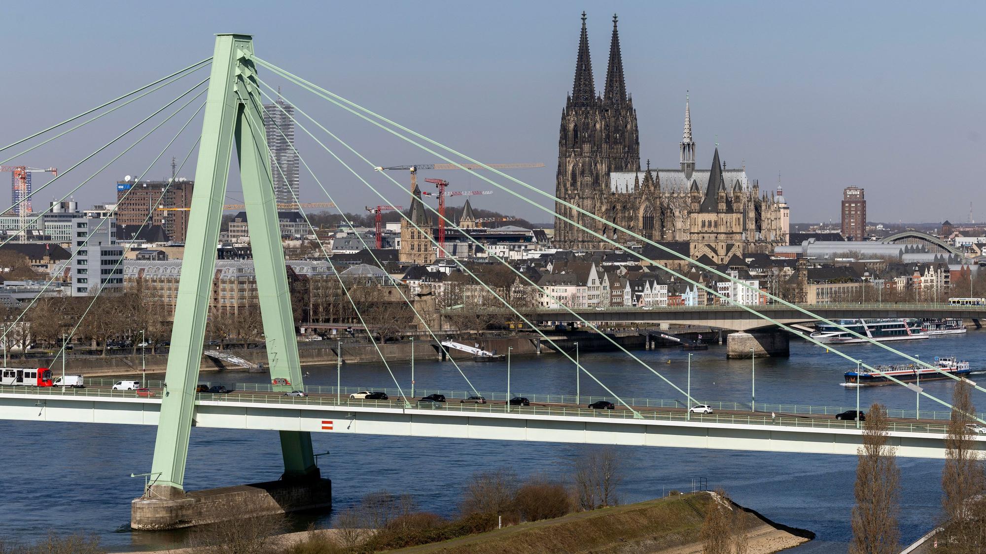 19.03.2025, Köln: Stadtansichten gesehen von der Auermühle am Deutzer Hafen.
Im Bild Blick auf die Severinsbrücke mit dem Eingang zum Deutzer Hafen und Drehbrücke im Vordergrund und dem Dom und Rhein im Hintergrund.
Foto: Michael Bause
