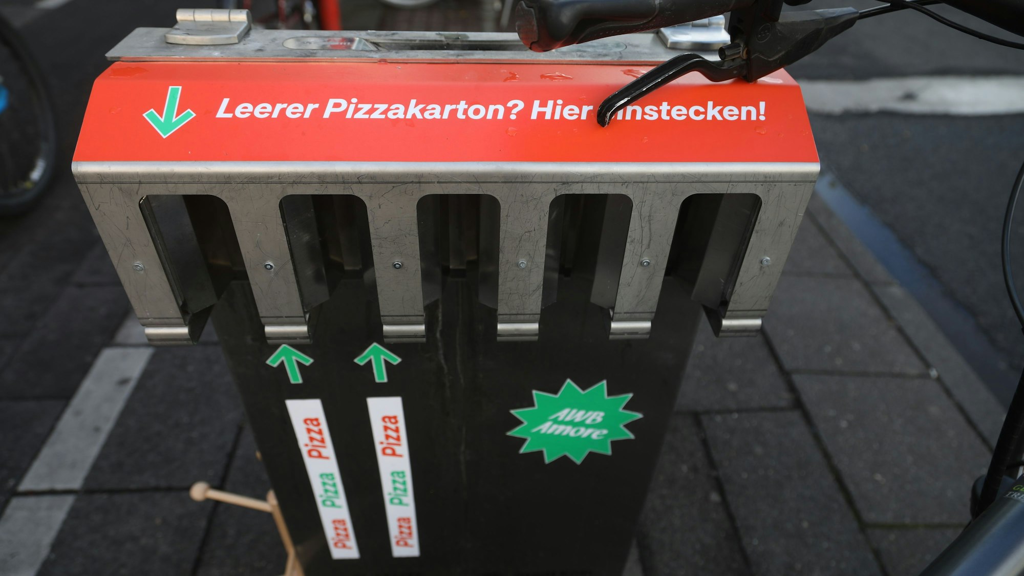 22.07.2025, Köln: In Höhe des Stadtgartens an der Venloer Straße hat die AWB ein Mülleimer für leere Pizzakartons angebracht. Foto: Arton Krasniqi